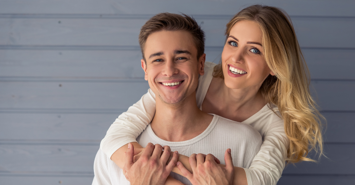 Dvojica v uvoľnenej atmosfére, ktorá predstavuje modernú rovnováhu soft masculinity a soft femininity.